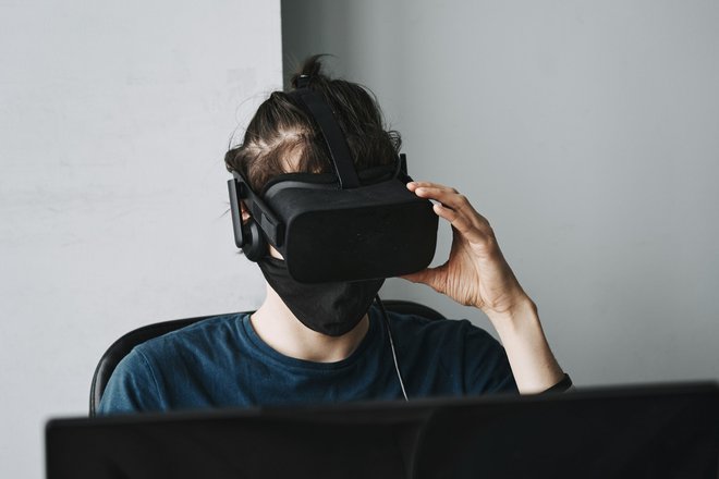 Человек в VR-очках Человек в VR-очках