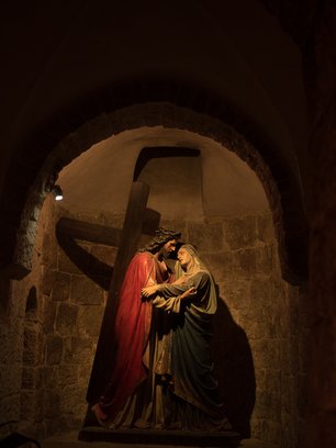 Slide image for gallery: 11092 | Скульптура на 4-й остановке Виа Долороса, где Иисус встречает мать