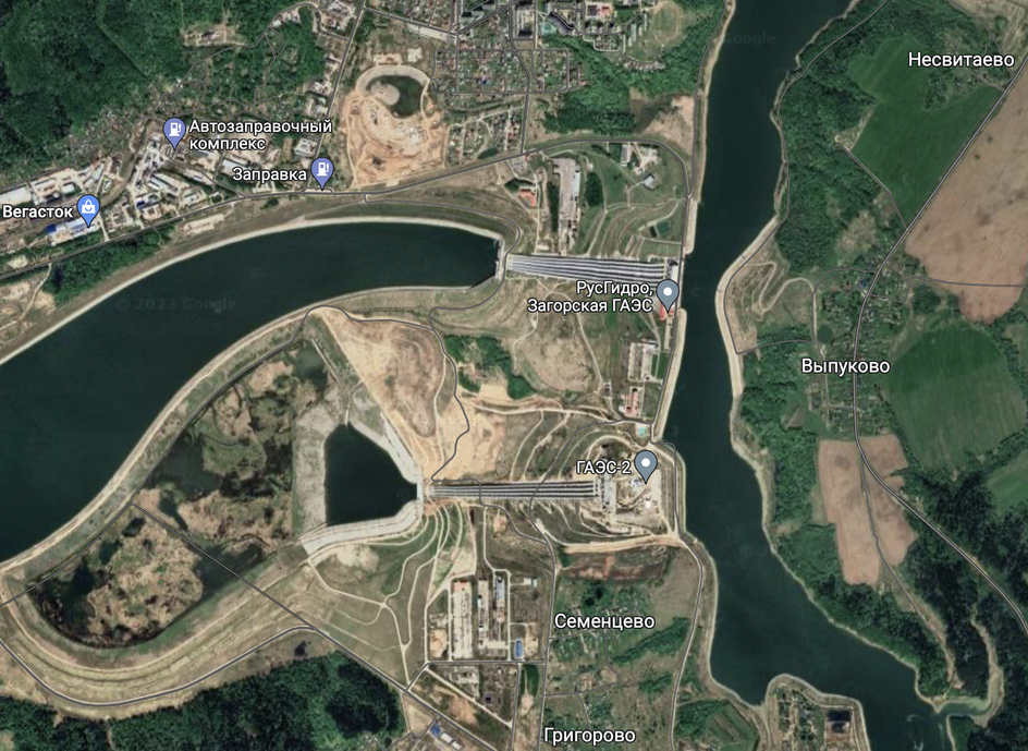 Загорская ГАЭС на Google Maps: справа нижний бассейн, водохранилище на р. Кунья, слева верхний. Внизу — строящаяся вторая очередь ГАЭС. 