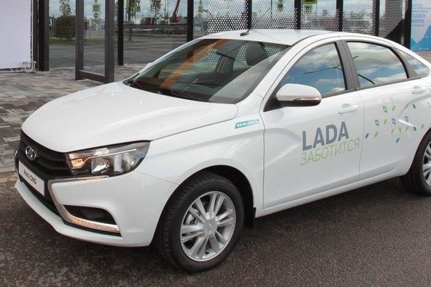 Белая Lada Vesta CNG