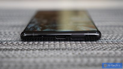 По высоте Xperia 5 сравним с Huawei P30 Pro (экран 6,47 дюйма), но ширина значительно меньше.