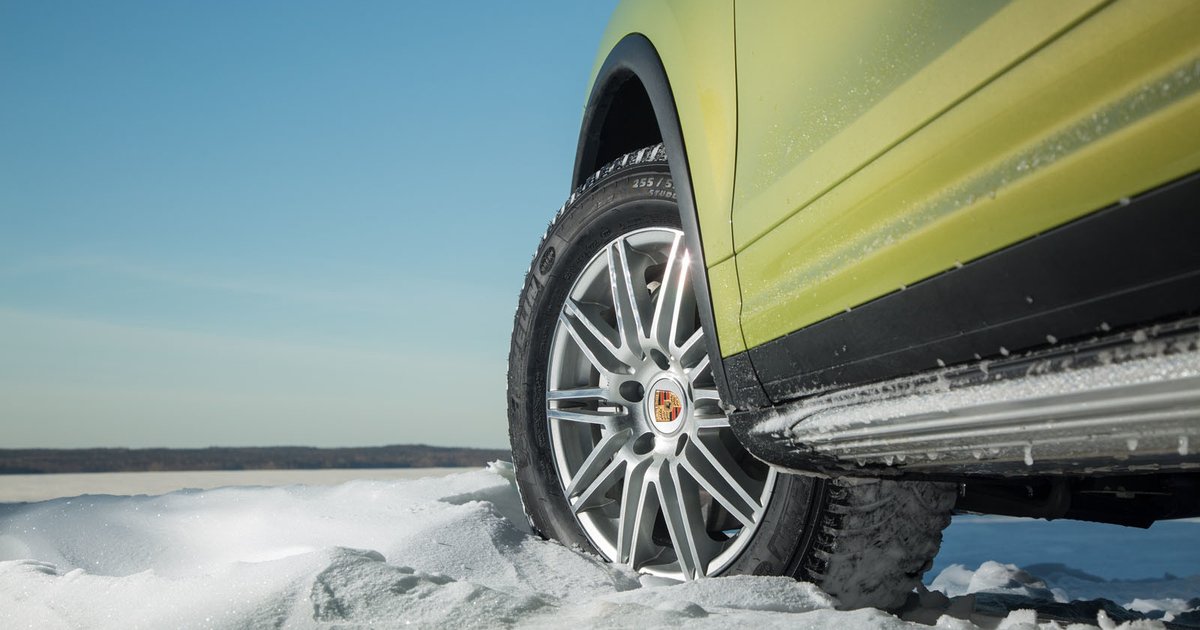 На какой резине нельзя ездить. Зима дорога машина шины шипованные. Можно ли зимой ездить на литых дисках.