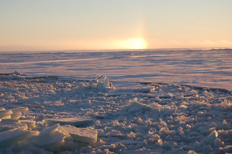 Морской лед к северу от Канадского Арктического архипелага. Эта фотография сделана с ледокола недалеко от «Последней ледяной зоны», по которой практически невозможно ориентироваться на корабле. Источник: Robert Newton/Lamont-Doherty Earth Observatory