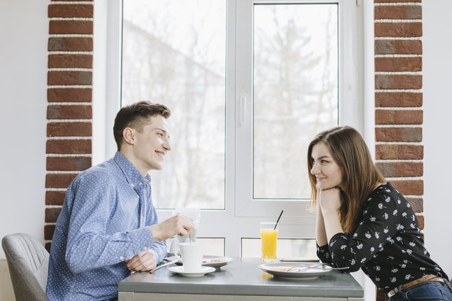 Мужчина и девушка беседуют, пара, свидание Мужчина и девушка беседуют, пара, свидание