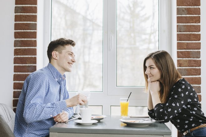 Мужчина и девушка беседуют, пара, свидание Мужчина и девушка беседуют, пара, свидание