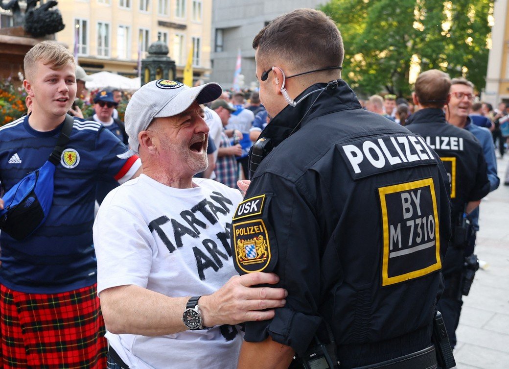 Полиция Германии призвала английских фанатов курить каннабис