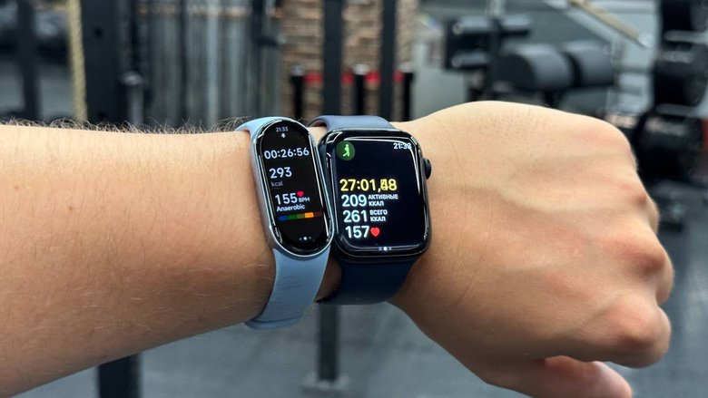 Xiaomi Smart Band 9 слева, Apple Watch Series 7 справа