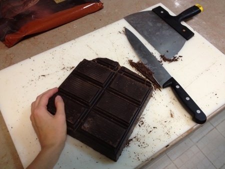 По сравнению с плиткой шоколада, большой шефский нож кажется игрушкой, а рука становится, как у Дюймовочки