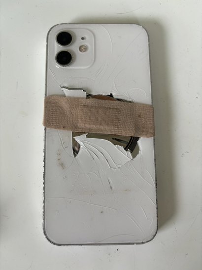 https://www.reddit.com/r/iphone/comments/1avz5uo/do_not_stick_anything_adhesive_on_your_back_glass/