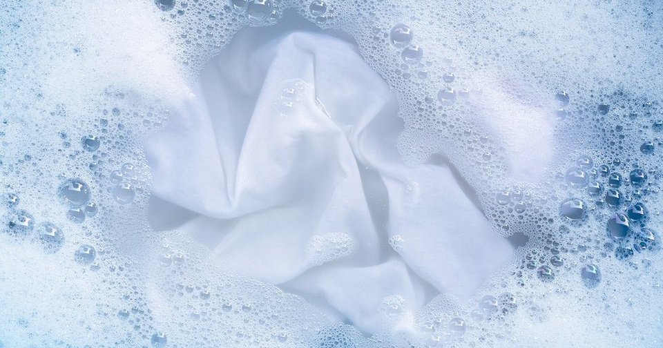 5 нужных советов для стирки шторки в ванной (чтобы не испортить)
