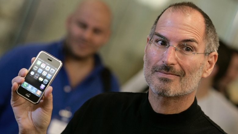 Основатель и глава Apple держит первый смартфон компании. Фото: the atlantic