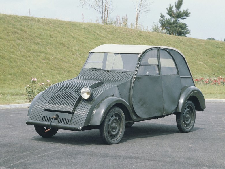 Первые прототипы модели Citroen 2CV, появившиеся в 1938 году, были верхом и, если хотите, гимном утилитарности. Единственная фара, простой кузов на трубчатом каркасе с характерной рифленой панелью капота, складной брезентовый верх, двери на наружных петлях... Бертони впервые совместил багажник с салоном, значительно увеличив вместимость автомобиля, что предопределило новый тип кузова. Так, по сути, родился один из первых хэтчбеков.