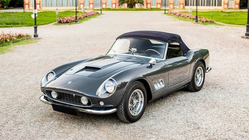 Черный кабриолет Ferrari 250 GT SWB California Spider 1960 года выпуска стоит перед дворцом