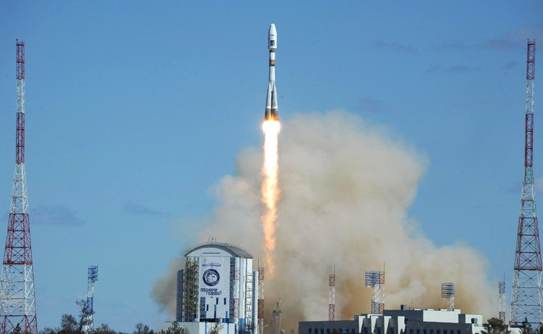Запуск ракеты-носителя «Союз-2.1а» с космодрома Восточный. На снимке также видно лицо Юрия Гагарина и слоган «Подними голову!» в честь 55-летия его полёта. Фото: kremlin.ru / Wikimedia Commons