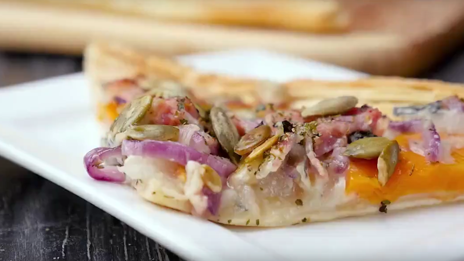 Постная пицца с яблоком и тыквой крупным планом