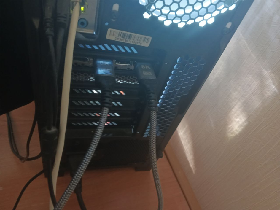 Провода подключенные к видеокарте по портам DisplayPort Провода подключенные к видеокарте по портам DisplayPort