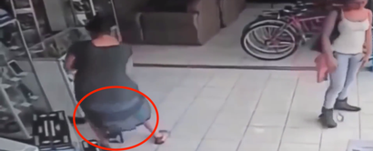 Девушка чуть не попала под колеса авто, женщина в магазине прячет под юбку товар. Изображение: YouTube