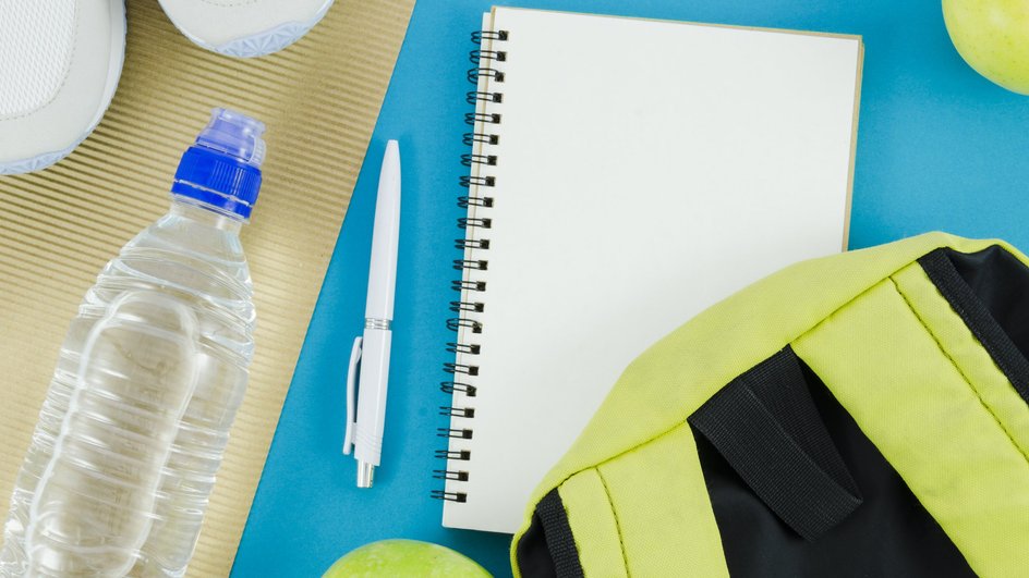 Спортсмен собирает вещи в рюкзак для комфортной тренировки Спортсмен собирает вещи в рюкзак для комфортной тренировки