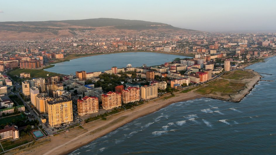 Вид на Махачкалу, озеро Ак-Гель (слева) и Каспийское море. Вид на Махачкалу, озеро Ак-Гель (слева) и Каспийское море.