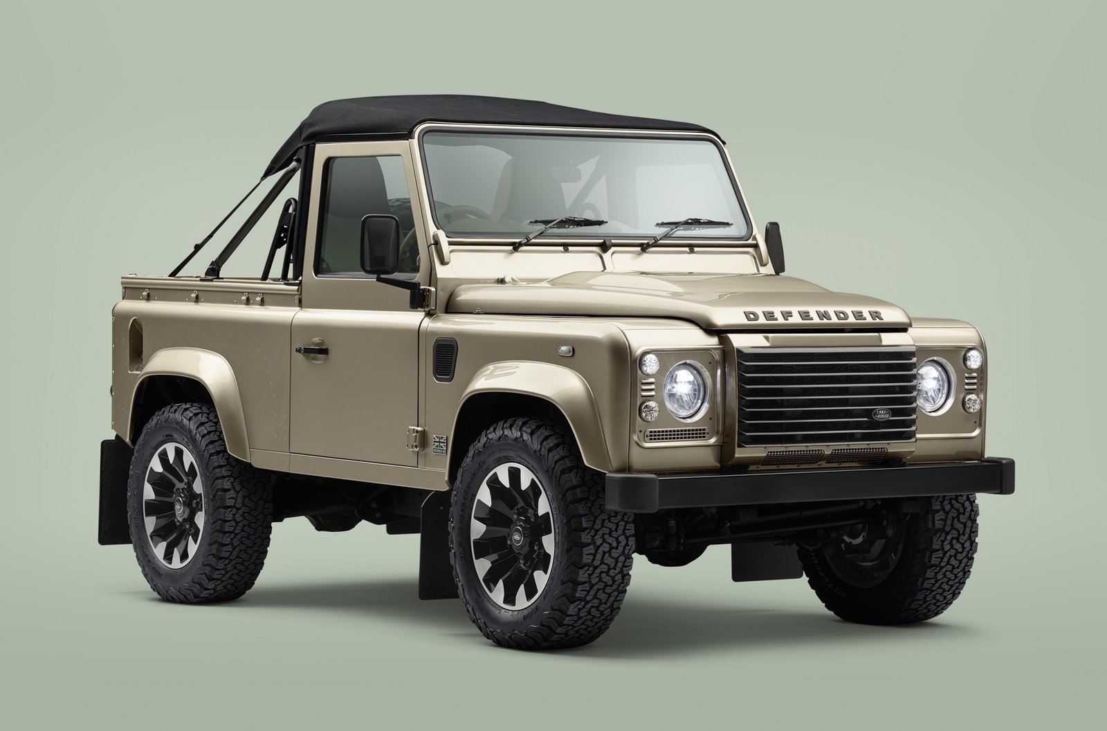 Land Rover возобновил выпуск Defender с мягким верхом Land Rover возобновил выпуск Defender с мягким верхом