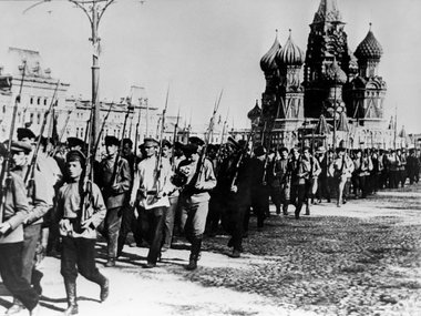 События, происходившие в Москве осенью 1917 года, повлекли за собой Гражданскую войну. Противостояние «красных» и «белых» продлилось до 1922 года. Зимой 1918 года в ряды Красной армии начали вступать первые добровольцы.
