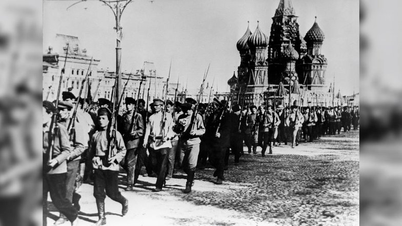 События, происходившие в Москве осенью 1917 года, повлекли за собой Гражданскую войну. Противостояние «красных» и «белых» продлилось до 1922 года. Зимой 1918 года в ряды Красной армии начали вступать первые добровольцы.