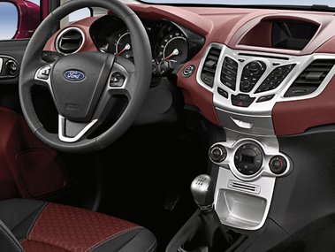 Slide image for gallery: 2266 | Внутри Ford Fiesta весьма уютно. Единственный нюанс – автомобиль довольно шумный, особенно это почувствуют пассажиры задних сидений.