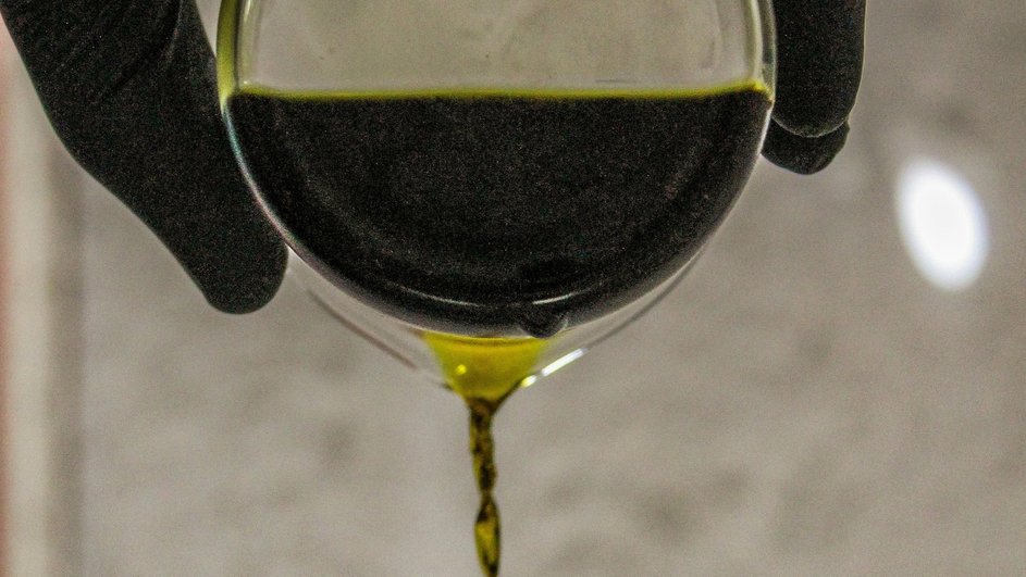 Смазочные материалы на основе нефтепродуктов играют ключевую роль в промышленности и транспорте