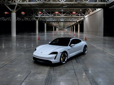 slide image for gallery: 27424 | Электрический Porsche установил рекорд скорости в помещении