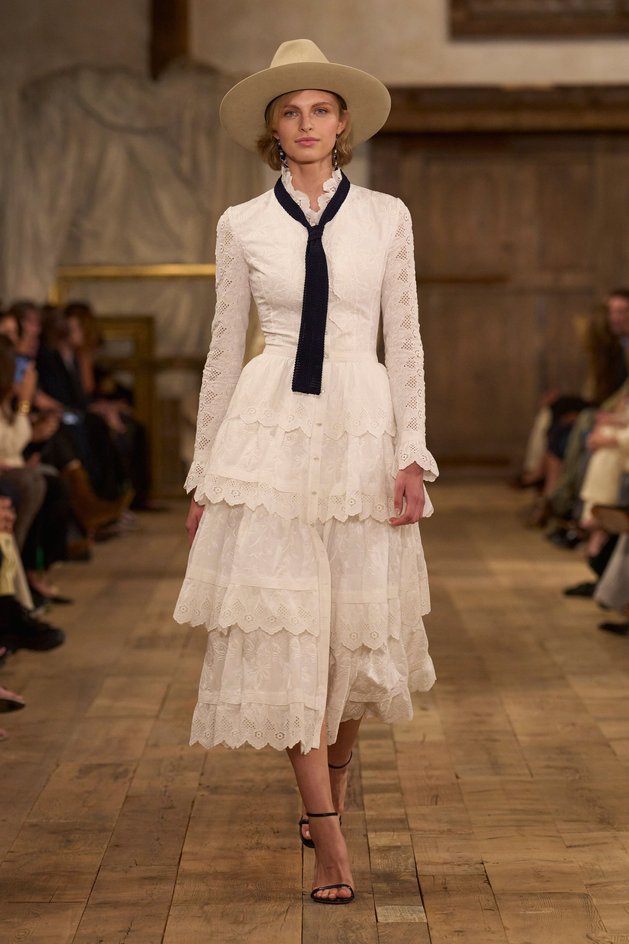 Модель на показе Ralph Lauren Модель на показе Ralph Lauren