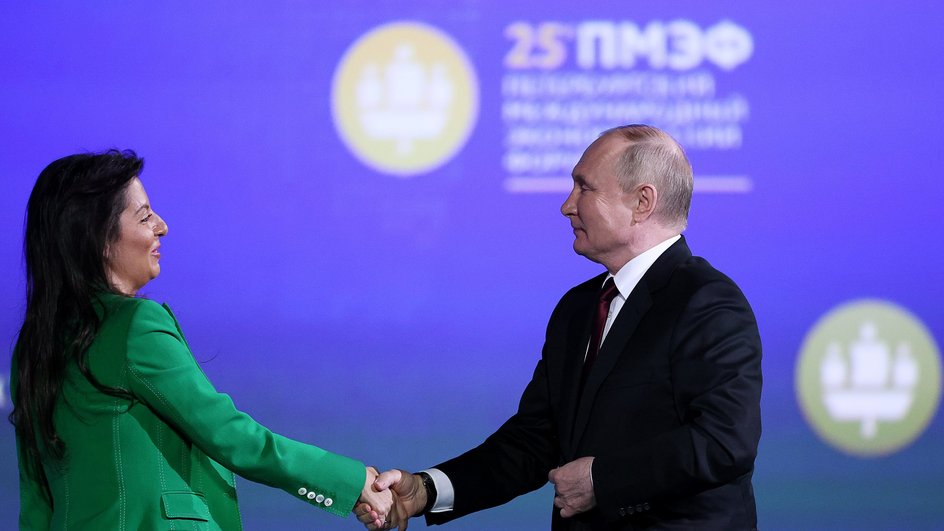 Маргарита Симоньян и Владимир Путин на ПМЭФ-2022 Маргарита Симоньян и Владимир Путин на ПМЭФ-2022