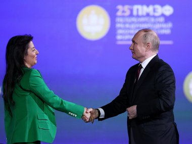 Маргарита Симоньян и Владимир Путин на ПМЭФ-2022 Маргарита Симоньян и Владимир Путин на ПМЭФ-2022