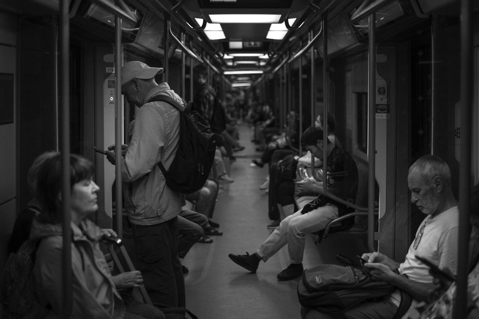 Люди в вагоне метро