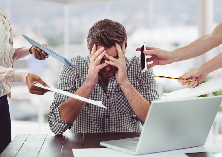 Мужчина на работе трудности Мужчина на работе трудности