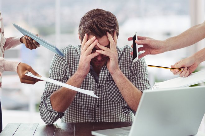 Мужчина на работе трудности стресс Мужчина на работе трудности стресс