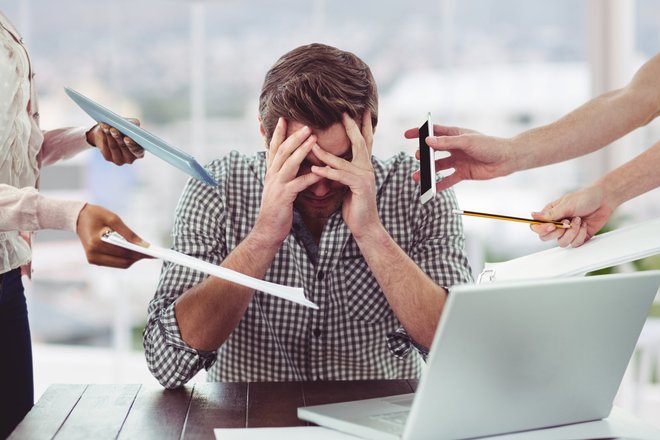 Мужчина на работе трудности Мужчина на работе трудности