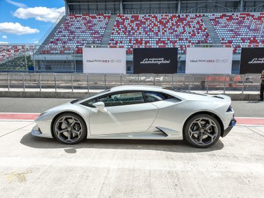 slide image for gallery: 24635 |  Lamborghini Huracan Evo