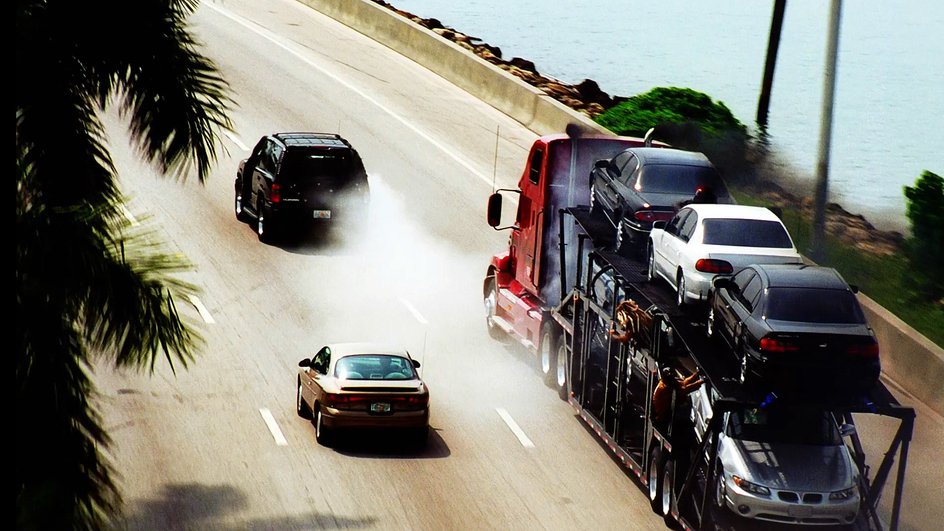  Автострада МакАртура в Майами свободная, мотор у GMC ранее поврежден, аж дымит. Казалось бы, гаитяне вот-вот раздавят жертву…