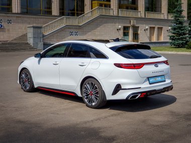 slide image for gallery: 24540 | Максимальный стиль за 2 миллиона: Kia против Mercedes