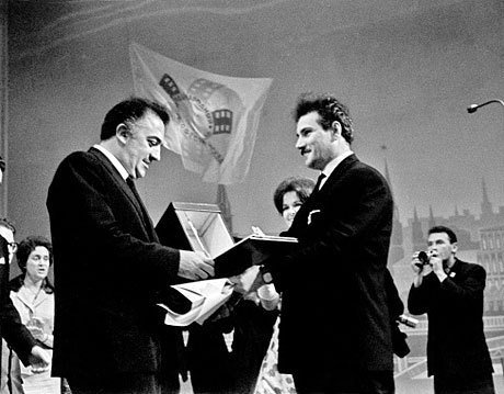 Григорий Чухрай вручает Гран-при III ММКФ Федерико Феллини, 1963 год