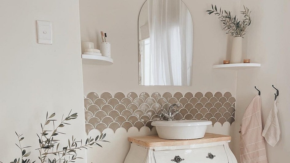 Чем украсить стену в ванной: 10 актуальных вариантов декора