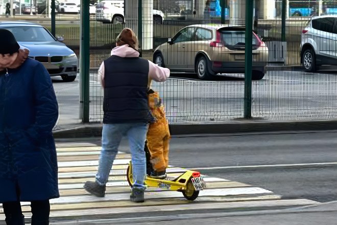 Москвичка получила крупный штраф за езду на электросамокате с сыном