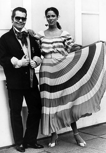 Карл Лагерфельд с моделью после показа Chloe, 2 мая 1977 года, Гамбург