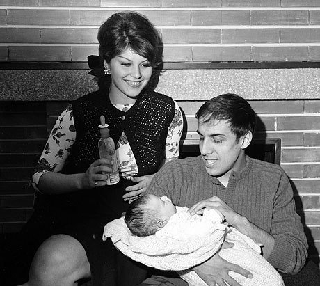 Милан, 1965 г. Счастливые родители с дочерью Розитой