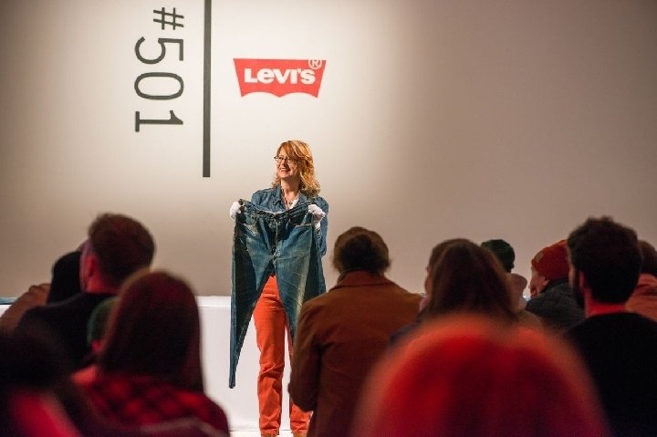 Архивариус Levi’s Линн Доуни демонстрирует гостям одну из раритетных пар 501-х джинсов Архивариус Levi’s Линн Доуни демонстрирует гостям одну из раритетных пар 501-х джинсов