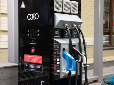slide image for gallery: 26563 | Audi e-tron зарядка