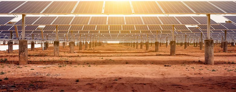 Запуск солнечной электростанции Аль-Дафра состоялся в преддверии Конференции по изменению климата (COP28). Фото: electrek.co
