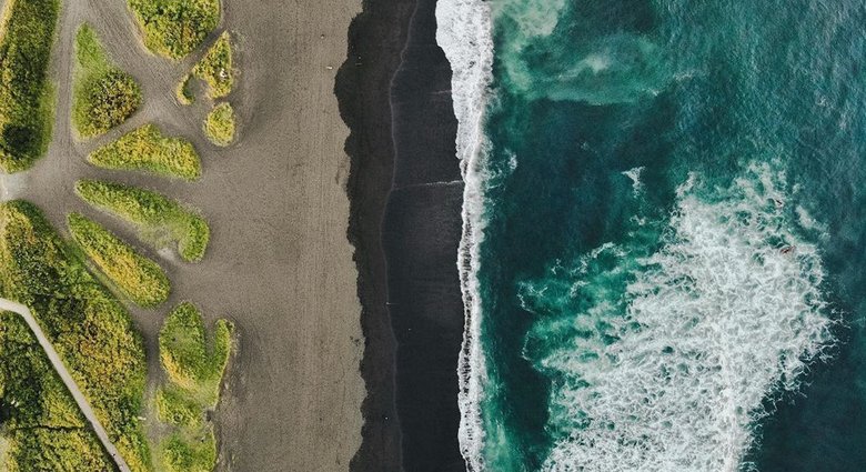 Берег Тихого океана тоже имеет желтый оттенок. Фото: ionovmaxim / Instagram
