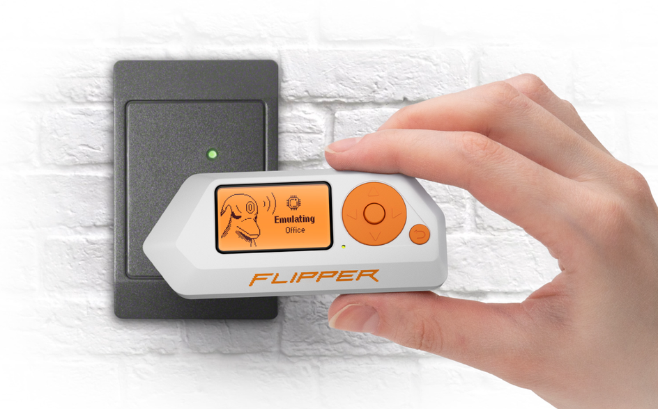 Flipper Zero вместо ключа от домофона в руке Flipper Zero вместо ключа от домофона в руке