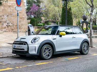 slide image for gallery: 28286 | Mini Cooper SE